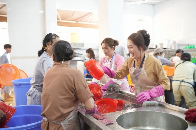 Dharma Talk One word of grace, one blessing thing by Nun Thich Nu Tâm Tâm – The 106th Seven-Day Retreat