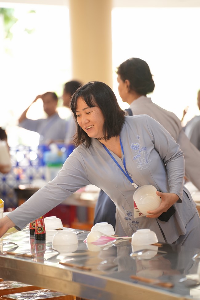 Dharma Talk One word of grace, one blessing thing by Nun Thich Nu Tâm Tâm – The 106th Seven-Day Retreat