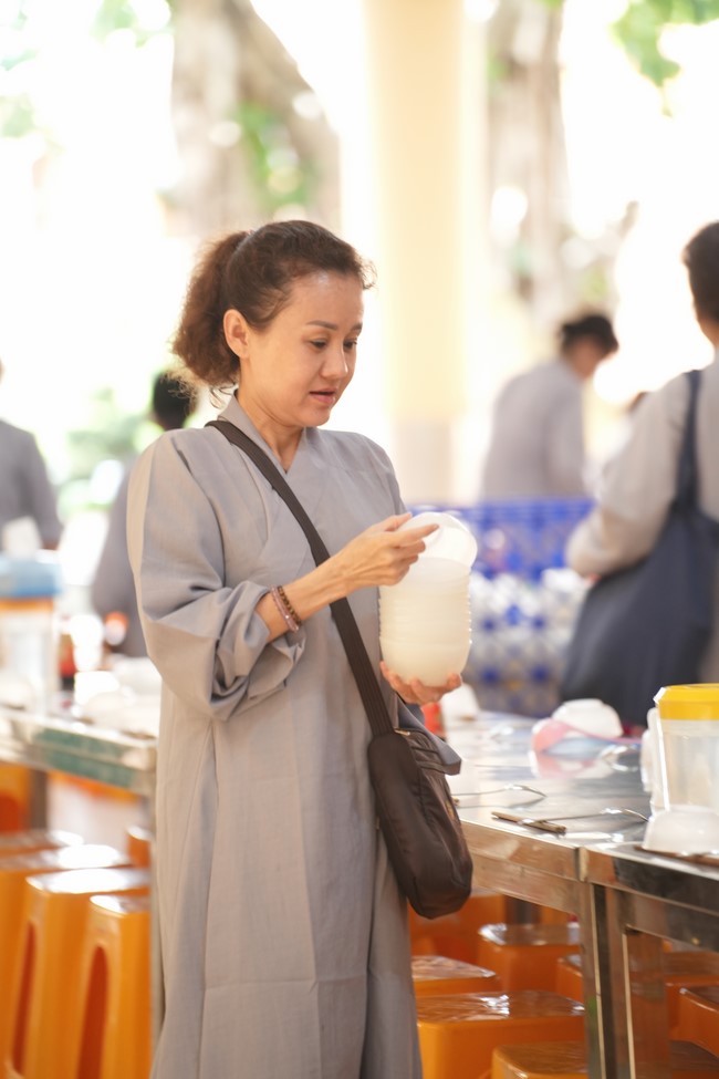 Dharma Talk One word of grace, one blessing thing by Nun Thich Nu Tâm Tâm – The 106th Seven-Day Retreat