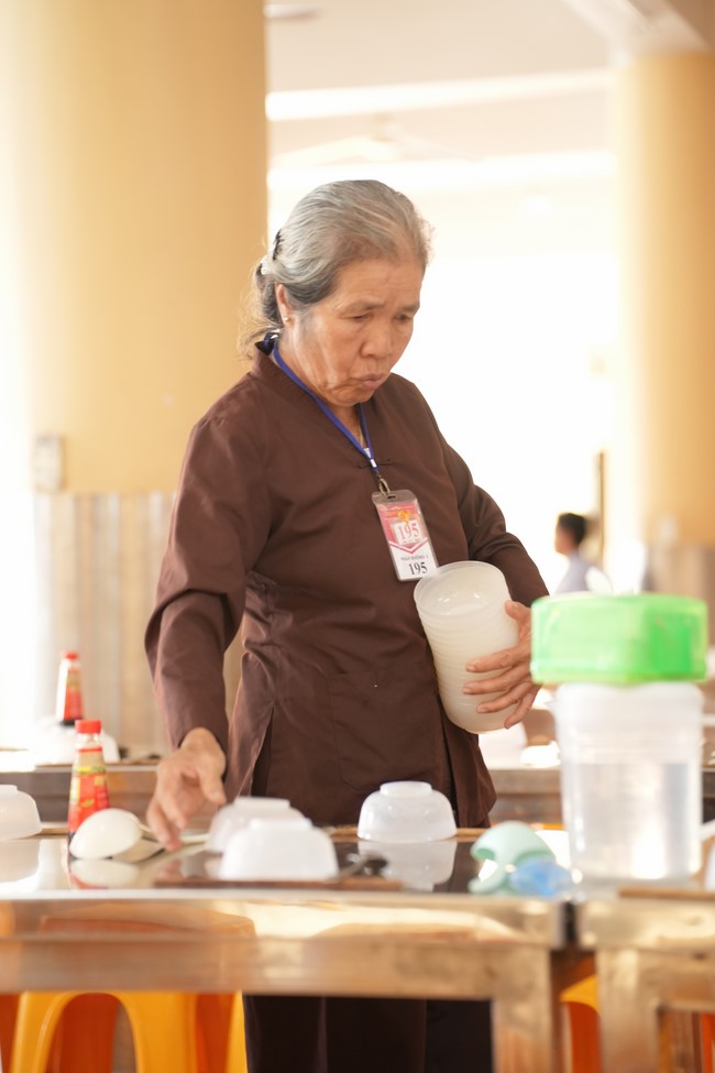 Dharma Talk One word of grace, one blessing thing by Nun Thich Nu Tâm Tâm – The 106th Seven-Day Retreat