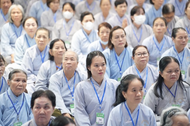 Dharma Talk One word of grace, one blessing thing by Nun Thich Nu Tâm Tâm – The 106th Seven-Day Retreat