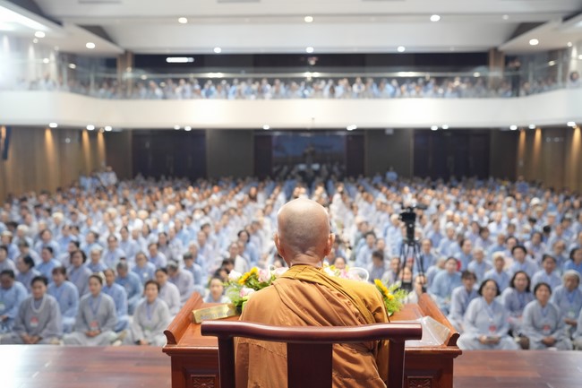 Dharma Talk One word of grace, one blessing thing by Nun Thich Nu Tâm Tâm – The 106th Seven-Day Retreat