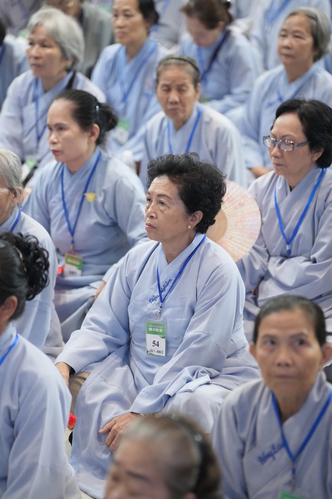 Dharma Talk One word of grace, one blessing thing by Nun Thich Nu Tâm Tâm – The 106th Seven-Day Retreat