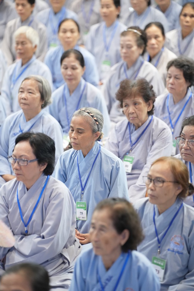 Dharma Talk One word of grace, one blessing thing by Nun Thich Nu Tâm Tâm – The 106th Seven-Day Retreat