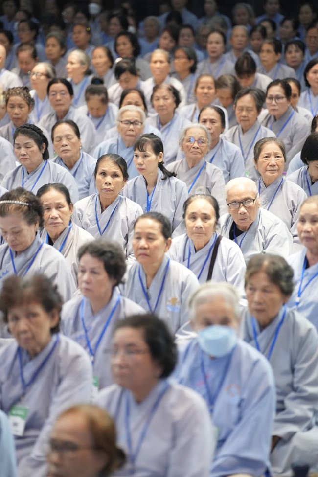 Dharma Talk One word of grace, one blessing thing by Nun Thich Nu Tâm Tâm – The 106th Seven-Day Retreat