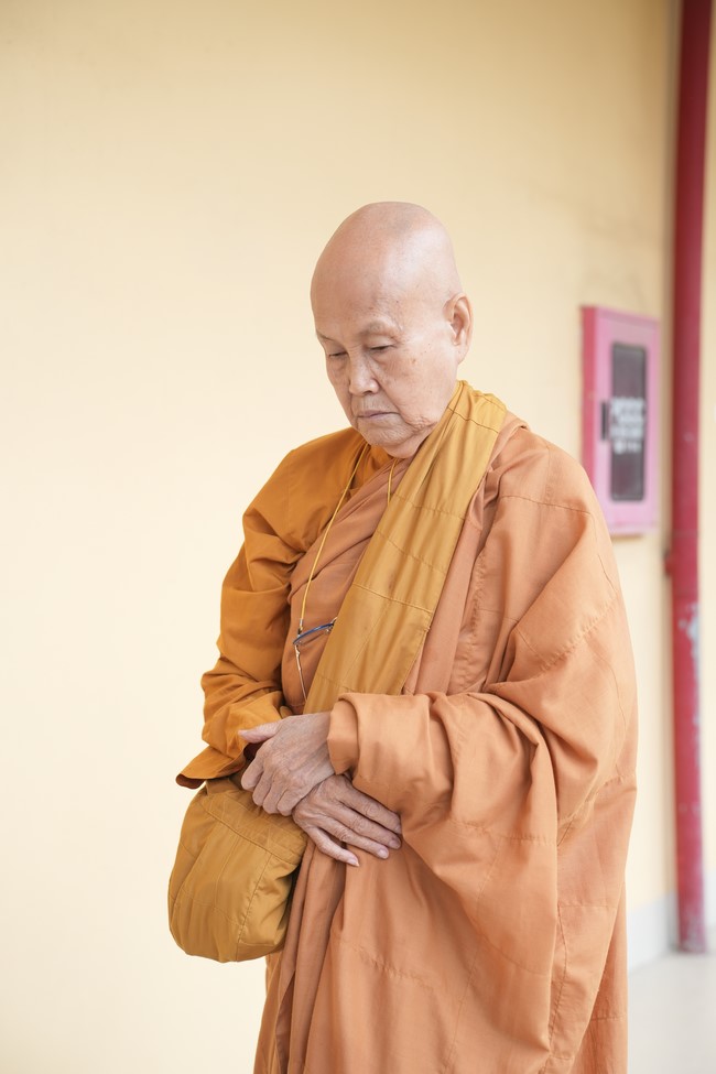 Dharma Talk One word of grace, one blessing thing by Nun Thich Nu Tâm Tâm – The 106th Seven-Day Retreat