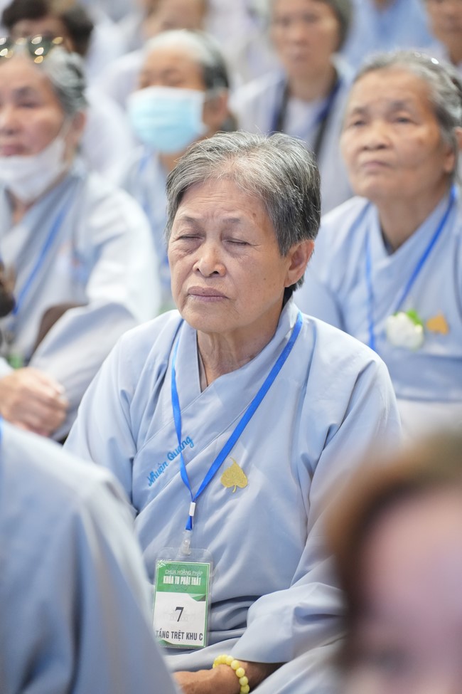 Dharma Talk One word of grace, one blessing thing by Nun Thich Nu Tâm Tâm – The 106th Seven-Day Retreat