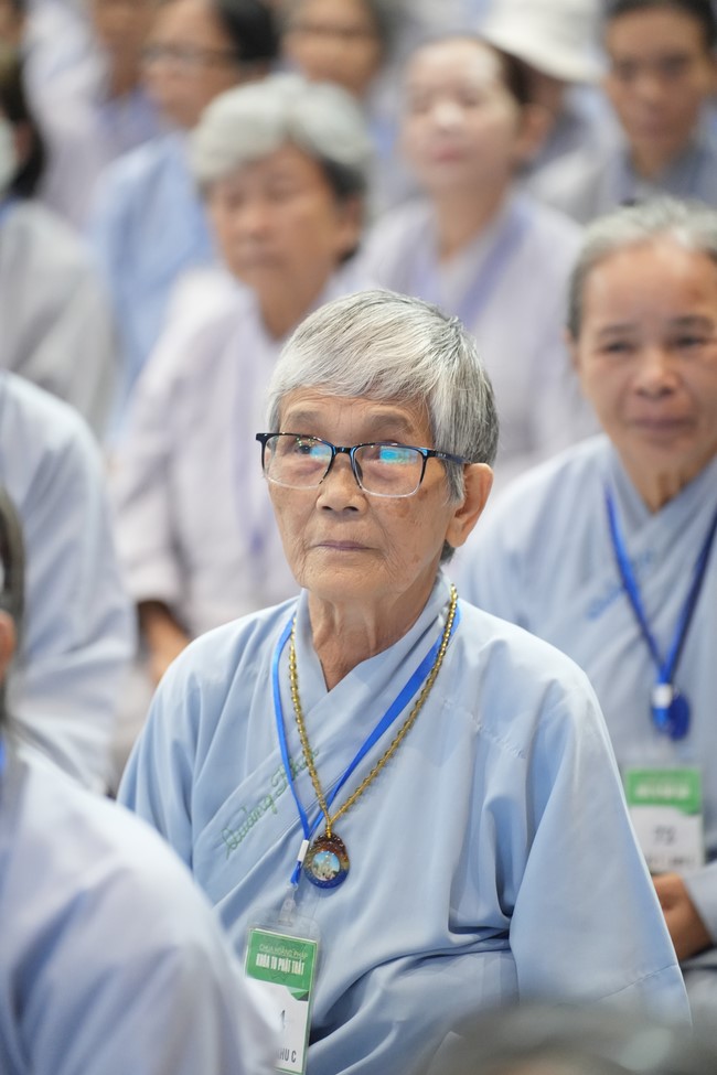 Dharma Talk One word of grace, one blessing thing by Nun Thich Nu Tâm Tâm – The 106th Seven-Day Retreat