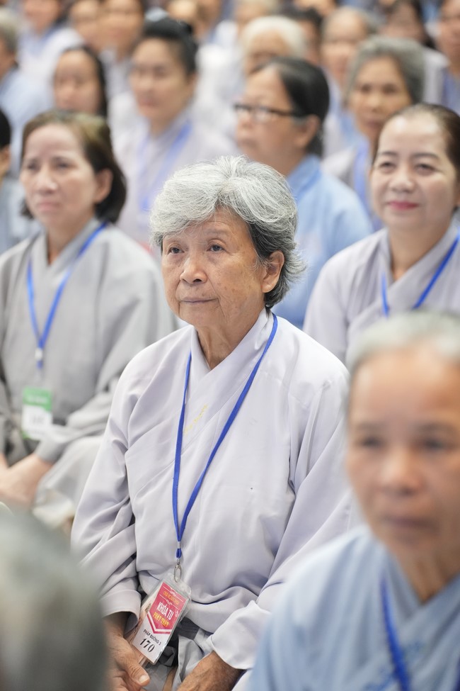 Dharma Talk One word of grace, one blessing thing by Nun Thich Nu Tâm Tâm – The 106th Seven-Day Retreat