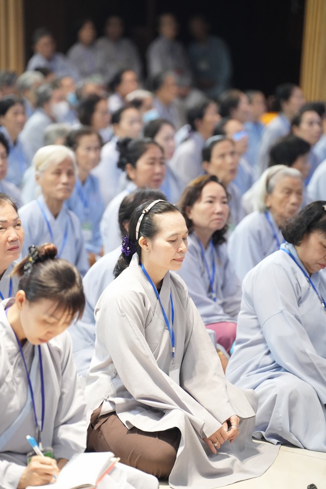 Dharma Talk One word of grace, one blessing thing by Nun Thich Nu Tâm Tâm – The 106th Seven-Day Retreat