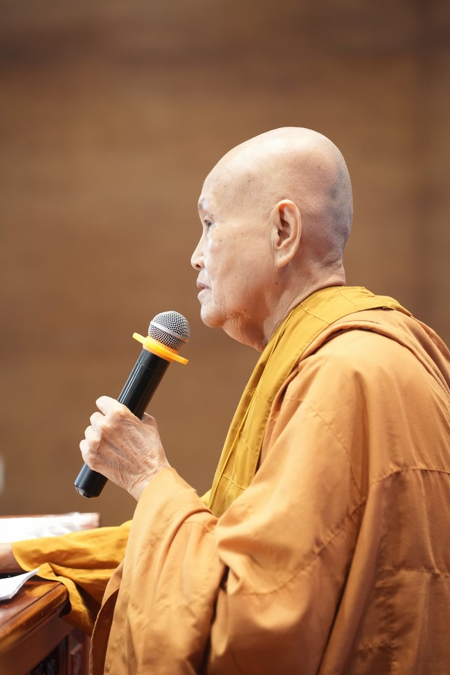 Dharma Talk One word of grace, one blessing thing by Nun Thich Nu Tâm Tâm – The 106th Seven-Day Retreat