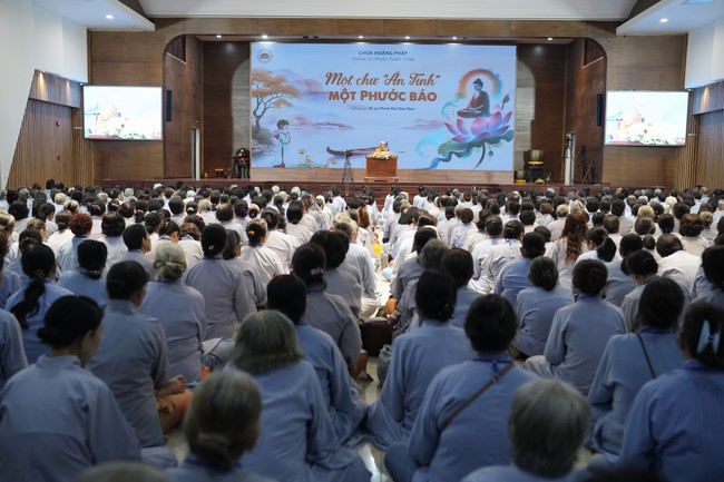 Dharma Talk One word of grace, one blessing thing by Nun Thich Nu Tâm Tâm – The 106th Seven-Day Retreat