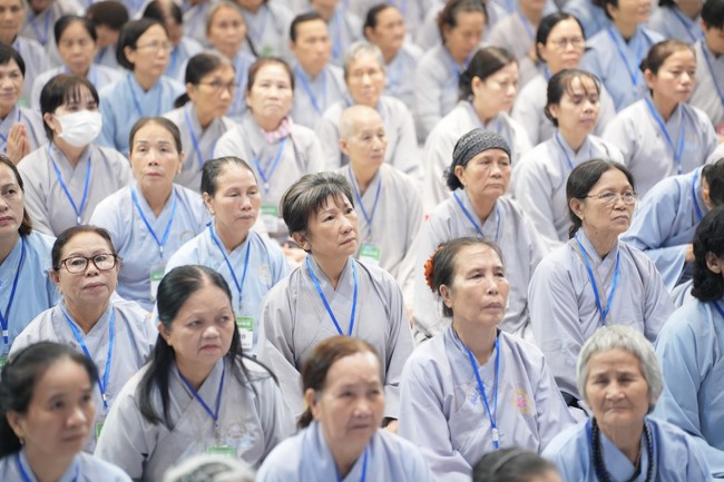 Dharma Talk One word of grace, one blessing thing by Nun Thich Nu Tâm Tâm – The 106th Seven-Day Retreat