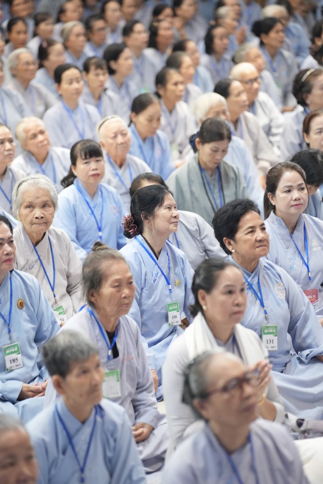 Dharma Talk One word of grace, one blessing thing by Nun Thich Nu Tâm Tâm – The 106th Seven-Day Retreat
