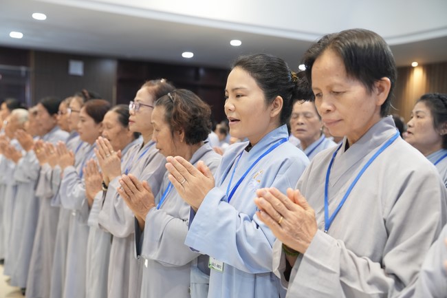 Dharma Talk One word of grace, one blessing thing by Nun Thich Nu Tâm Tâm – The 106th Seven-Day Retreat