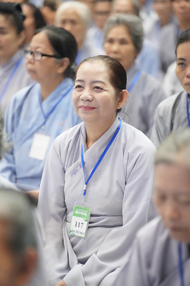Dharma Talk One word of grace, one blessing thing by Nun Thich Nu Tâm Tâm – The 106th Seven-Day Retreat