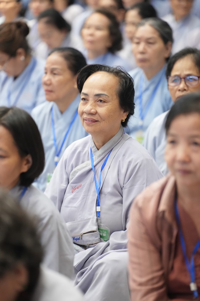 Dharma Talk One word of grace, one blessing thing by Nun Thich Nu Tâm Tâm – The 106th Seven-Day Retreat