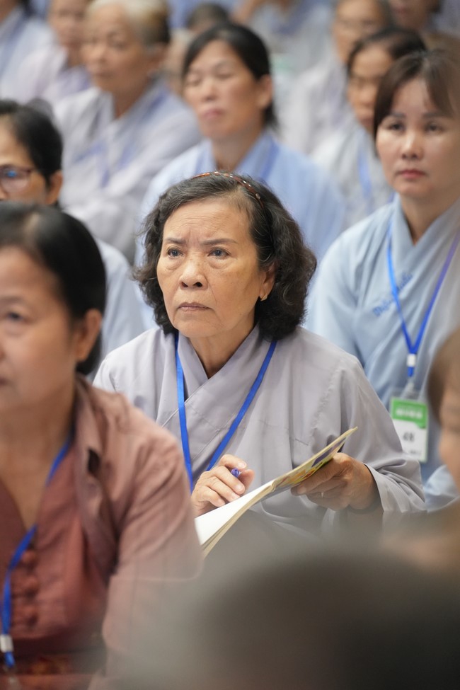 Dharma Talk One word of grace, one blessing thing by Nun Thich Nu Tâm Tâm – The 106th Seven-Day Retreat