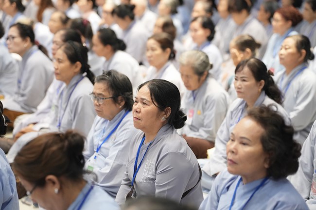 Dharma Talk One word of grace, one blessing thing by Nun Thich Nu Tâm Tâm – The 106th Seven-Day Retreat