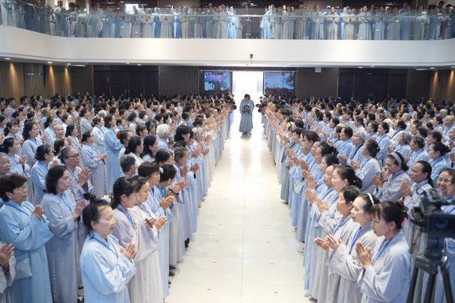 Dharma Talk One word of grace, one blessing thing by Nun Thich Nu Tâm Tâm – The 106th Seven-Day Retreat