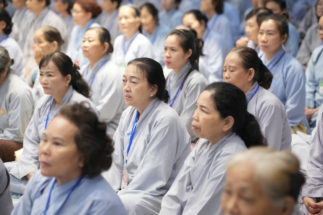 Dharma Talk One word of grace, one blessing thing by Nun Thich Nu Tâm Tâm – The 106th Seven-Day Retreat