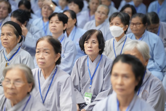 Dharma Talk One word of grace, one blessing thing by Nun Thich Nu Tâm Tâm – The 106th Seven-Day Retreat