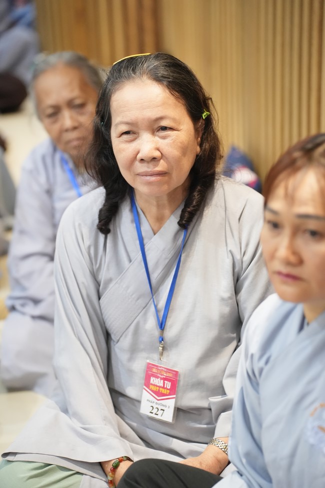 Dharma Talk One word of grace, one blessing thing by Nun Thich Nu Tâm Tâm – The 106th Seven-Day Retreat