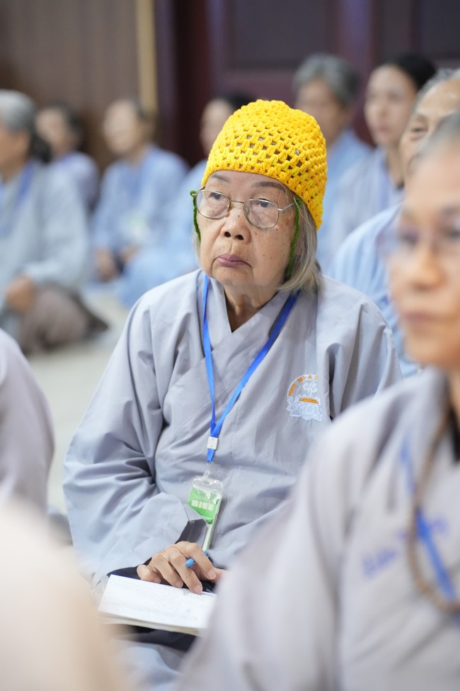 Dharma Talk One word of grace, one blessing thing by Nun Thich Nu Tâm Tâm – The 106th Seven-Day Retreat