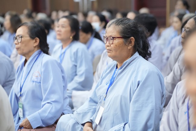 Dharma Talk One word of grace, one blessing thing by Nun Thich Nu Tâm Tâm – The 106th Seven-Day Retreat