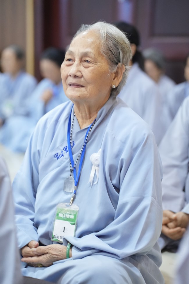 Dharma Talk One word of grace, one blessing thing by Nun Thich Nu Tâm Tâm – The 106th Seven-Day Retreat