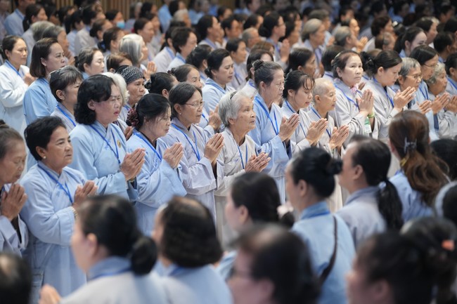 Dharma Talk One word of grace, one blessing thing by Nun Thich Nu Tâm Tâm – The 106th Seven-Day Retreat