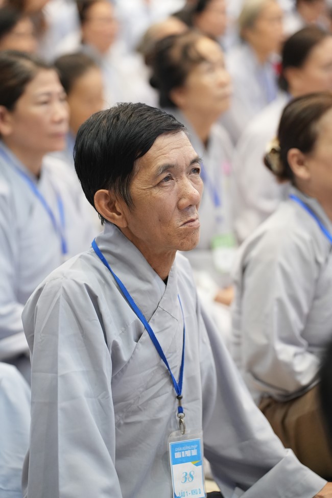 Dharma Talk One word of grace, one blessing thing by Nun Thich Nu Tâm Tâm – The 106th Seven-Day Retreat