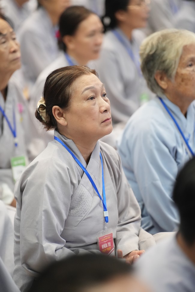 Dharma Talk One word of grace, one blessing thing by Nun Thich Nu Tâm Tâm – The 106th Seven-Day Retreat