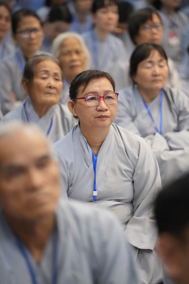 Dharma Talk One word of grace, one blessing thing by Nun Thich Nu Tâm Tâm – The 106th Seven-Day Retreat