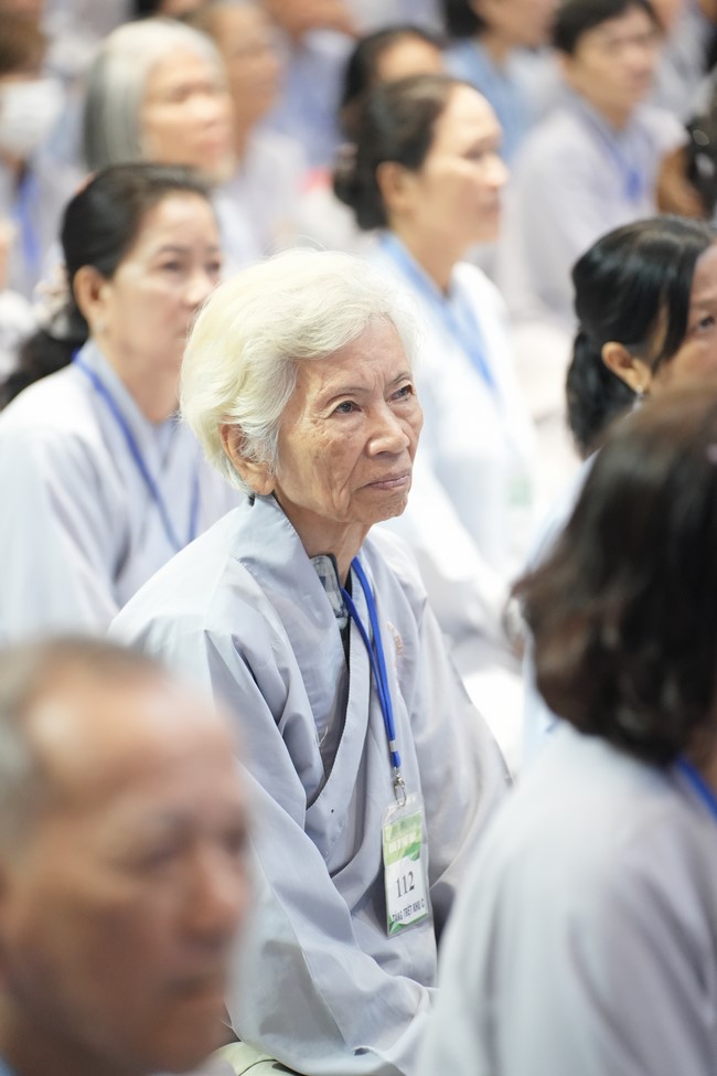 Dharma Talk One word of grace, one blessing thing by Nun Thich Nu Tâm Tâm – The 106th Seven-Day Retreat