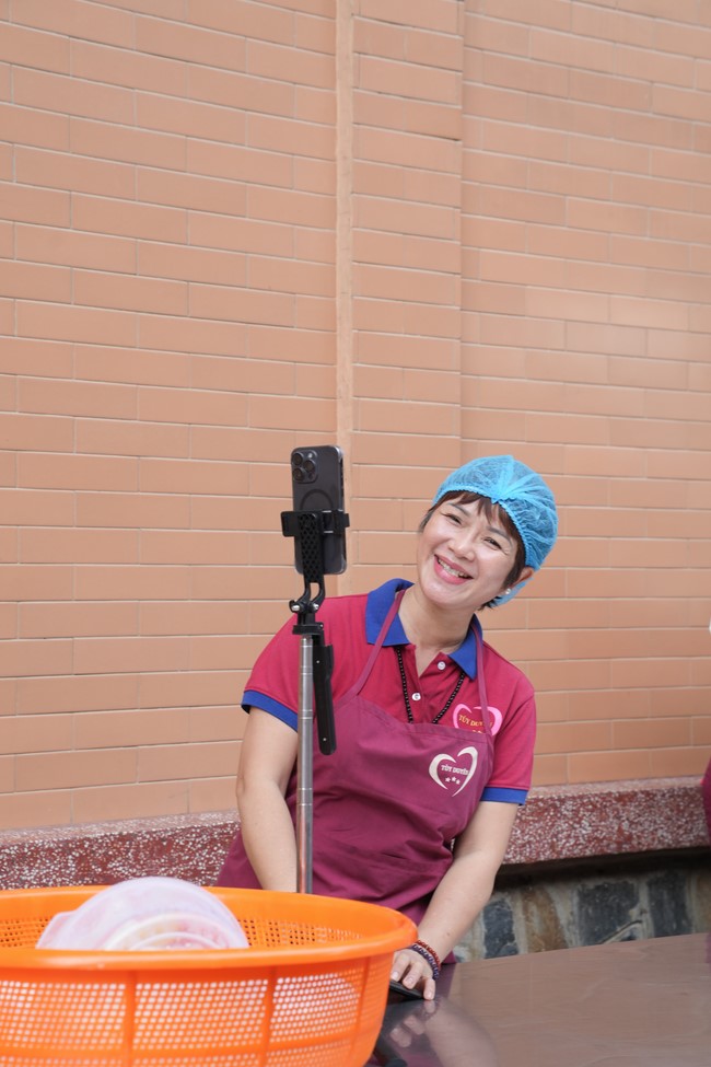 Dharma Talk One word of grace, one blessing thing by Nun Thich Nu Tâm Tâm – The 106th Seven-Day Retreat