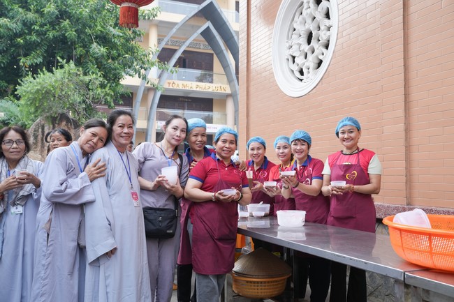 Dharma Talk One word of grace, one blessing thing by Nun Thich Nu Tâm Tâm – The 106th Seven-Day Retreat