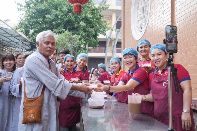 Dharma Talk One word of grace, one blessing thing by Nun Thich Nu Tâm Tâm – The 106th Seven-Day Retreat