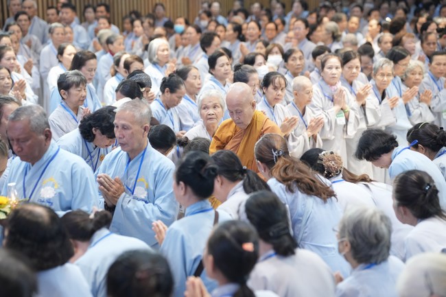 Dharma Talk One word of grace, one blessing thing by Nun Thich Nu Tâm Tâm – The 106th Seven-Day Retreat