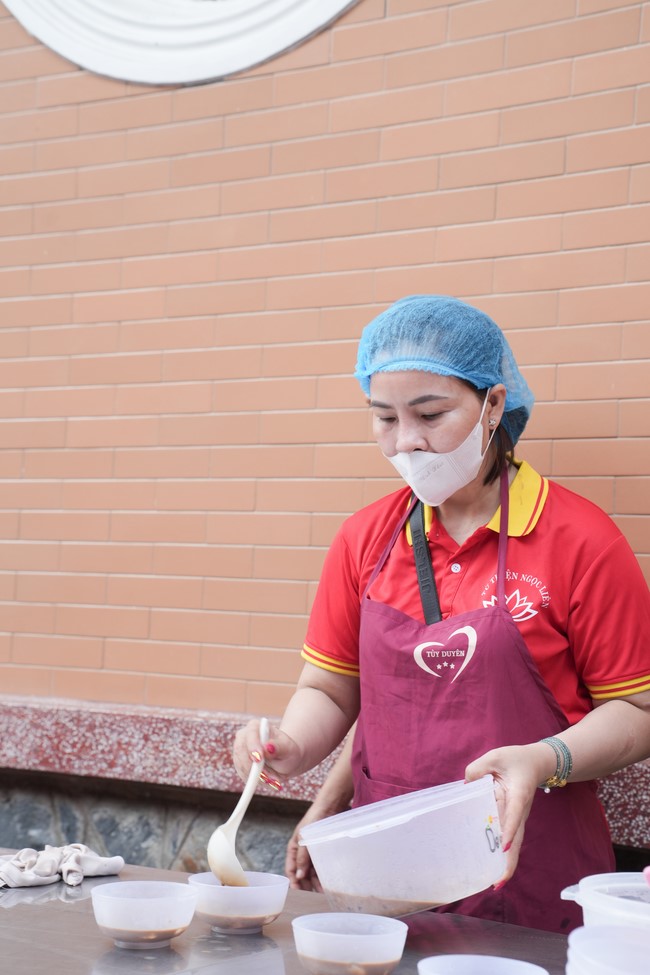 Dharma Talk One word of grace, one blessing thing by Nun Thich Nu Tâm Tâm – The 106th Seven-Day Retreat