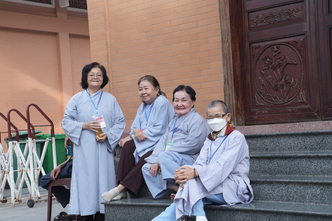 Dharma Talk One word of grace, one blessing thing by Nun Thich Nu Tâm Tâm – The 106th Seven-Day Retreat