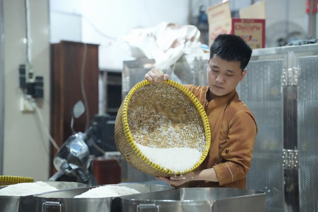 Dharma Talk One word of grace, one blessing thing by Nun Thich Nu Tâm Tâm – The 106th Seven-Day Retreat