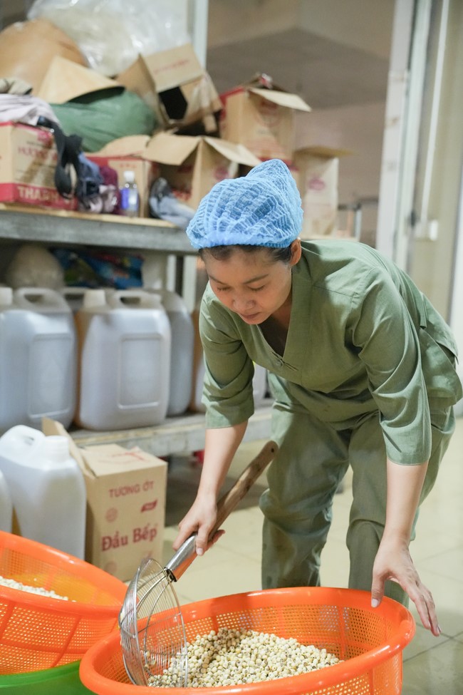 Dharma Talk One word of grace, one blessing thing by Nun Thich Nu Tâm Tâm – The 106th Seven-Day Retreat