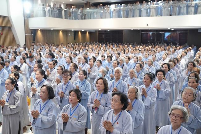 Dharma Talk One word of grace, one blessing thing by Nun Thich Nu Tâm Tâm – The 106th Seven-Day Retreat