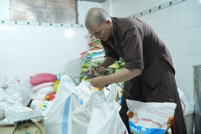 Dharma Talk One word of grace, one blessing thing by Nun Thich Nu Tâm Tâm – The 106th Seven-Day Retreat