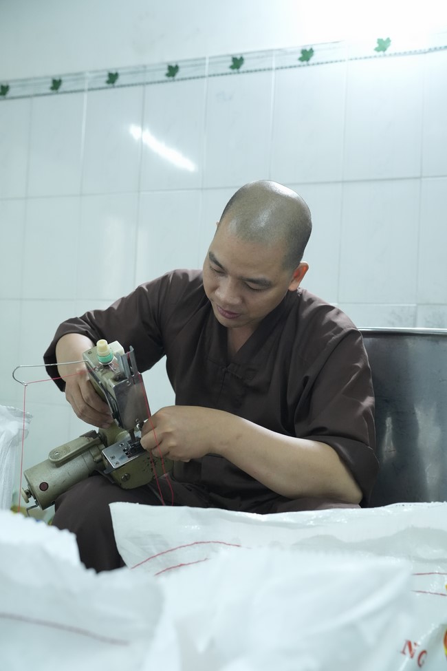 Dharma Talk One word of grace, one blessing thing by Nun Thich Nu Tâm Tâm – The 106th Seven-Day Retreat