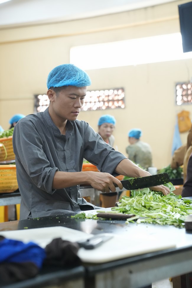 Dharma Talk One word of grace, one blessing thing by Nun Thich Nu Tâm Tâm – The 106th Seven-Day Retreat