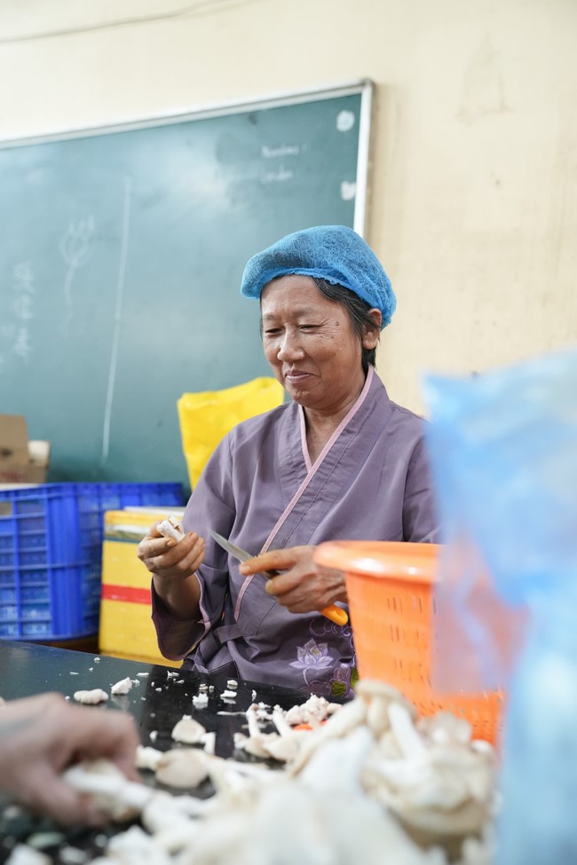Dharma Talk One word of grace, one blessing thing by Nun Thich Nu Tâm Tâm – The 106th Seven-Day Retreat