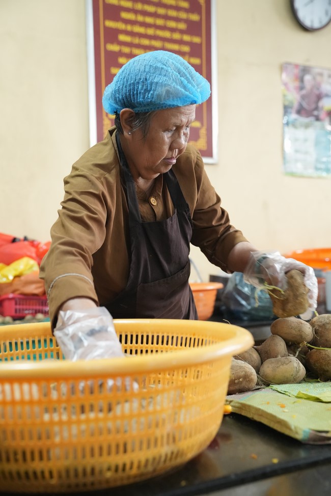 Dharma Talk One word of grace, one blessing thing by Nun Thich Nu Tâm Tâm – The 106th Seven-Day Retreat