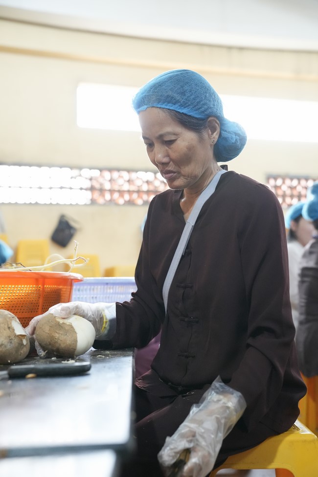 Dharma Talk One word of grace, one blessing thing by Nun Thich Nu Tâm Tâm – The 106th Seven-Day Retreat